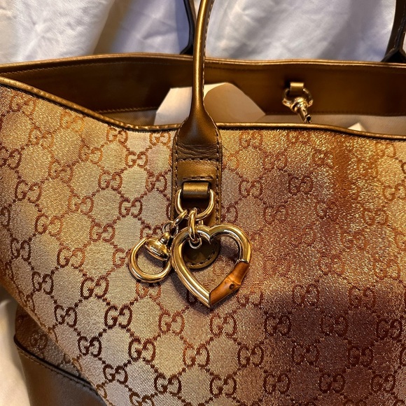 Gucci tote with dust bag.Bamboo heart charm. Shimmering bag
H: 38 CM, W:42.5 CM. - Picture 2 of 11